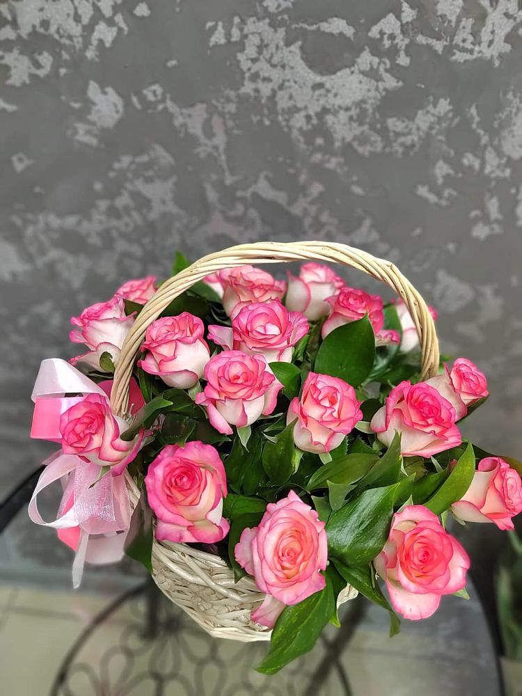 Цветочная композиция из Розы в корзине в Андреевской Ростовской области