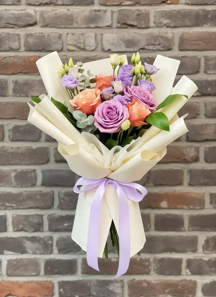 Букет цветочные ноты в Андреевской Ростовской области Букет цветов из: Лизиантусы и Розы в Андреевской Ростовской области