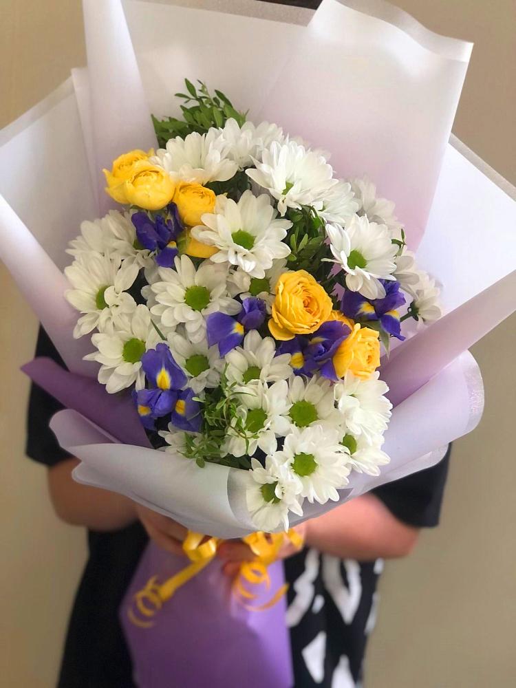 Букет цветов из: Ирисы, Хризантемы и Розы в Андреевской Ростовской области