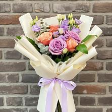 Букет цветов из:  Лизиантусы и Розы в Андреевской Ростовской области